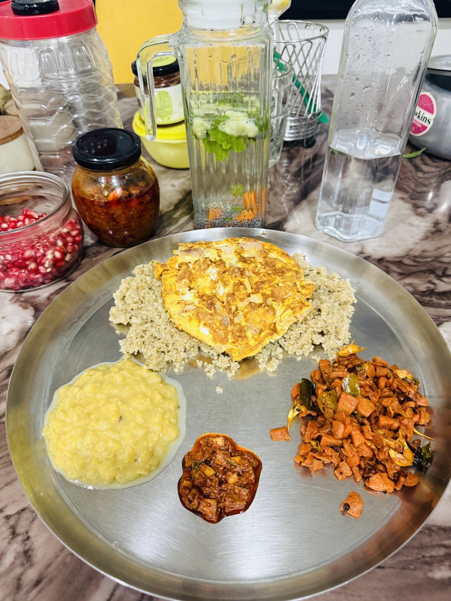 sunny5boy's tweet image. #Lunch : కొత్త ఆవకాయ కొత్తగా ఉన్నపుడే తినేయాలి 

** క్వినోవా 
** ముద్దపప్పు 
** ఆవకాయ 
** చారు 
** క్యారట్ ఫ్రై 
** ఆమ్లెట్ 

#Food #RJY