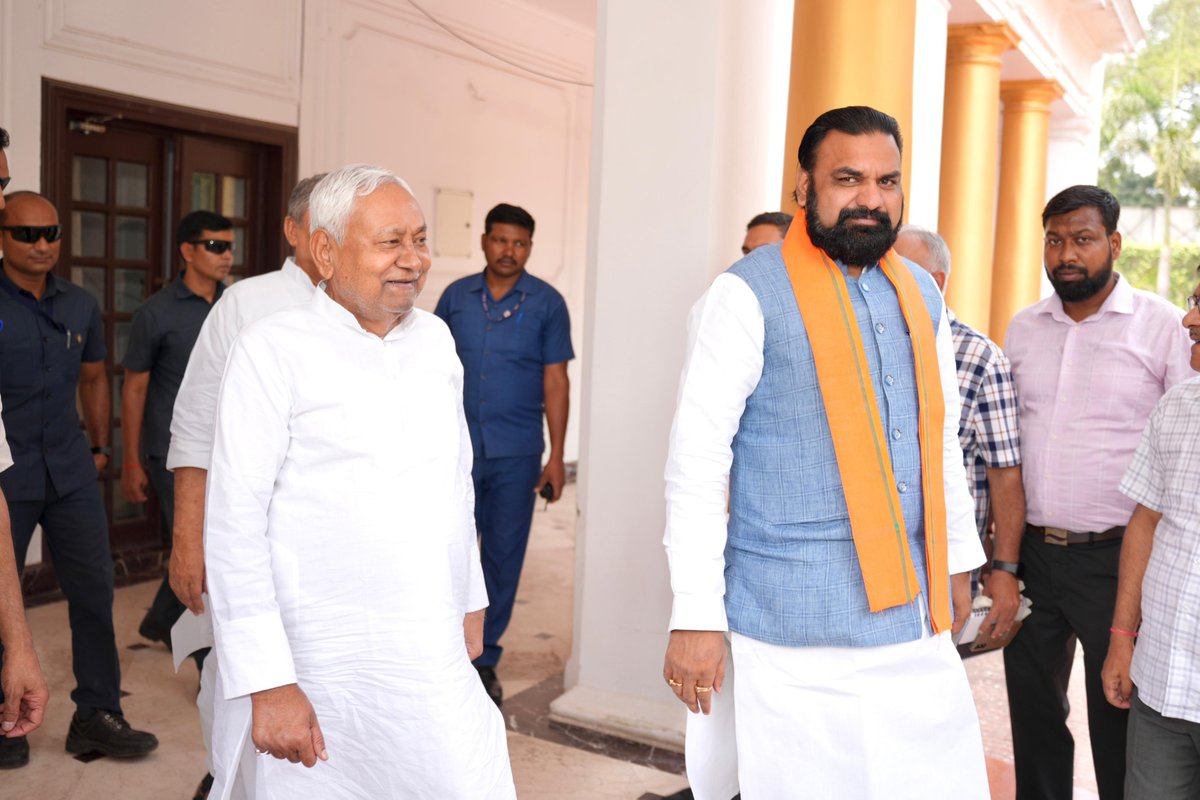 BJP4Bihar's tweet image. माननीय पूर्व मुख्यमंत्री श्री @NitishKumar जी का मा. मुख्यमंत्री श्री @samrat4bjp जी के सरकारी आवास पर आगमन।

सौहार्दपूर्ण मुलाकात में विकास, सुशासन और बिहार के उज्ज्वल भविष्य पर सार्थक चर्चा हुई।

#NDA4Bihar