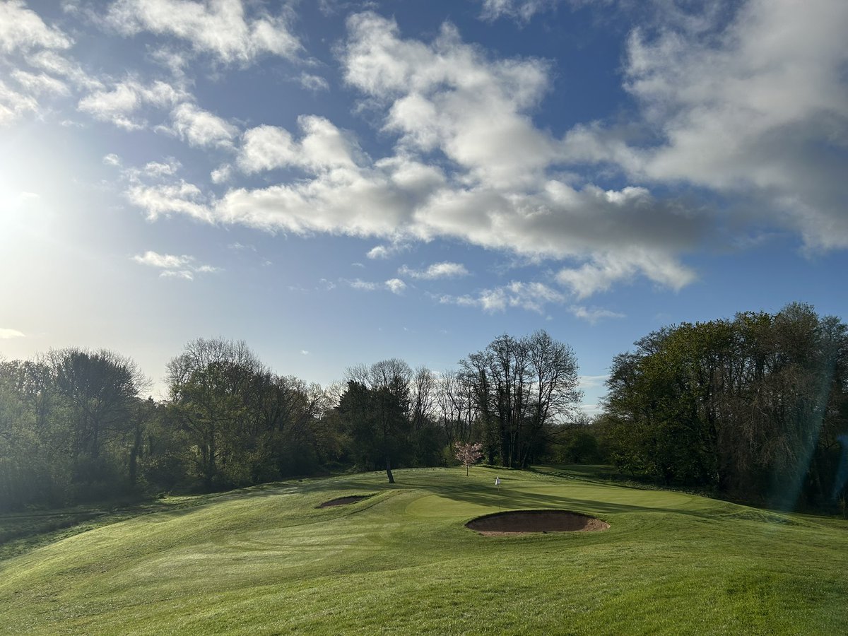 MarkSim93794378's tweet image. Greens ironed, debris blown, holes trimmed &amp;amp; bunkers raked ahead of April Medal ⛳️ 

#greenkeeping #golf @MonmouthshireGC