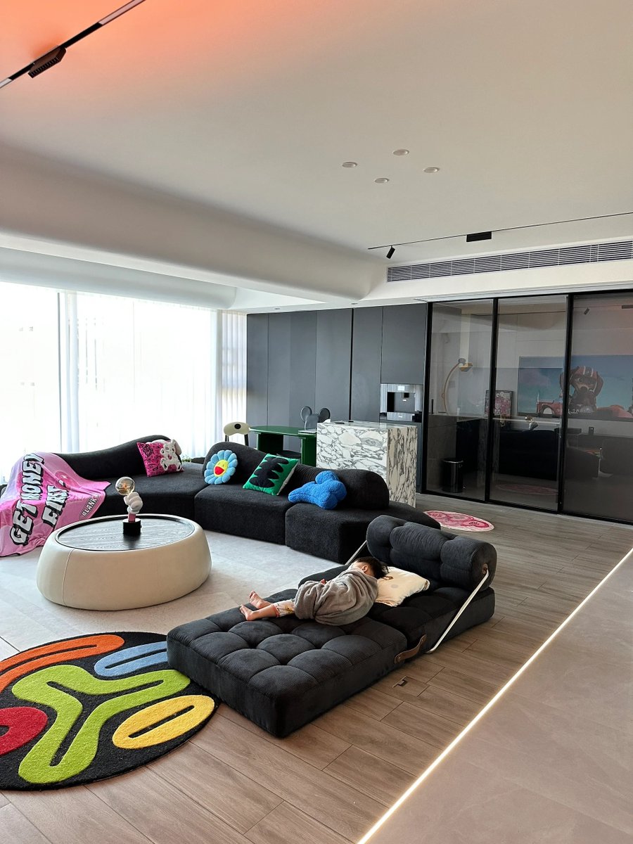 tony197029's tweet image. Sunshine, snacks u0026 silly stories—our weekend vibe is pure cozy family magic  #FamilyTime #WeekendVibes