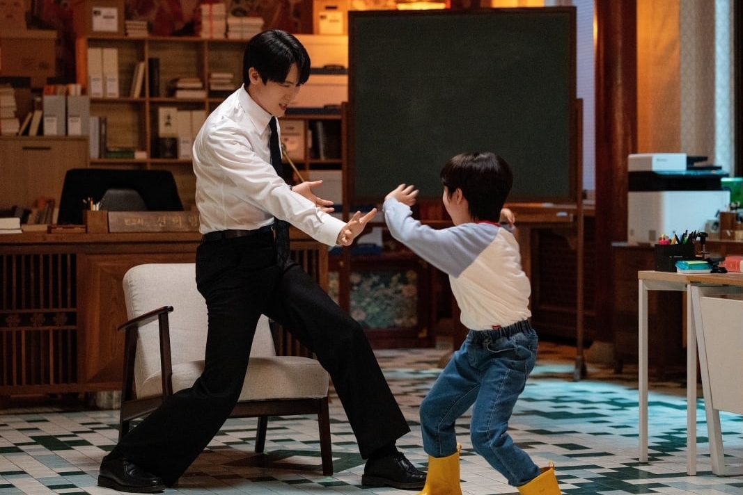 #YooYeonSeok Is Possessed By The Ghost Of A Young Child In "#PhantomLawyer"
soompi.com/article/183409…