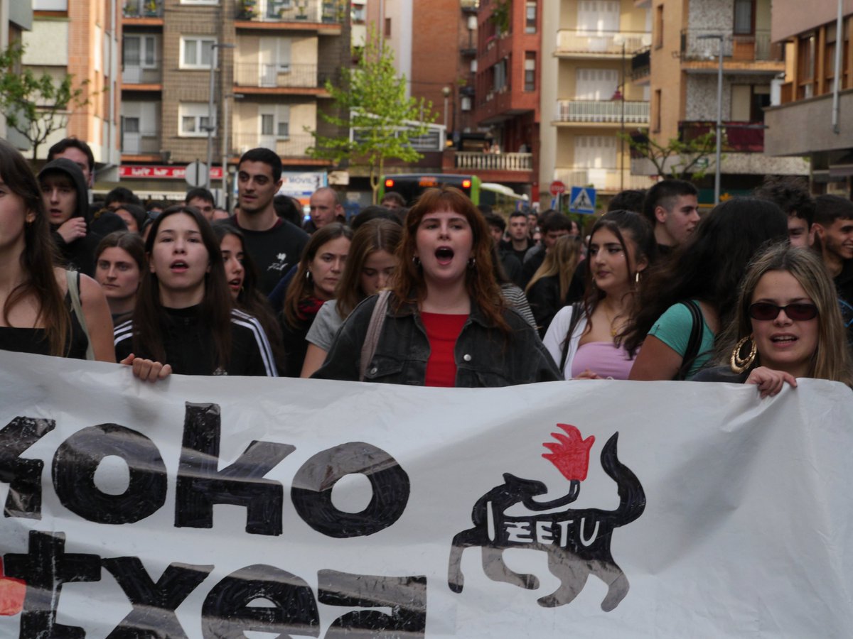 Galdakaoko Gaztetxea defendatuko dute 

Atzo jakin zuten kautelazko desalojo-agindua sartu dutela indarrean Gaztetxe berriaren aurka, eta arratsaldean manifestazio jendetsu bat egin zuten herrian, espazioa defendatzera deitzeko

🔗 gedar.eus/aktualitatea/g…