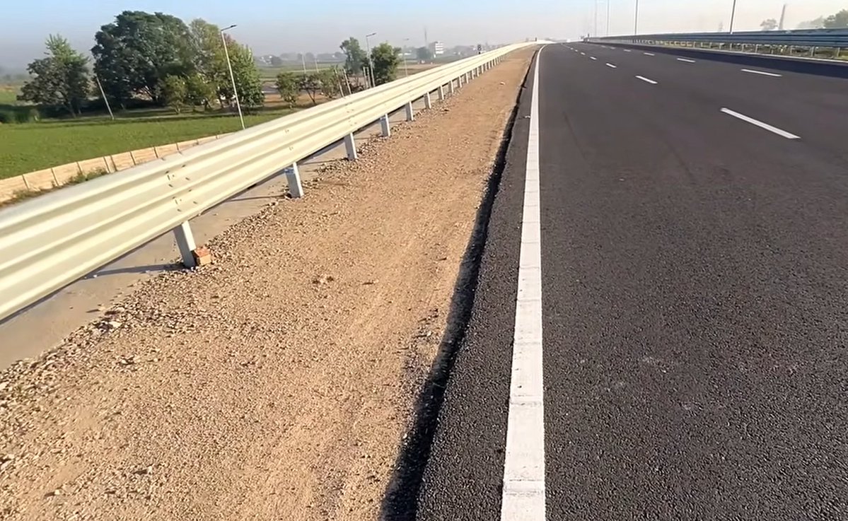 sidhshuk's tweet image. Why on earth would you leave half a lane in this condition and not tar it?

This is the new Delhi Dehradun expressway

Is it so that grass and plants can be grown or is it just incomplete work?

#delhi #dehradun #expressway