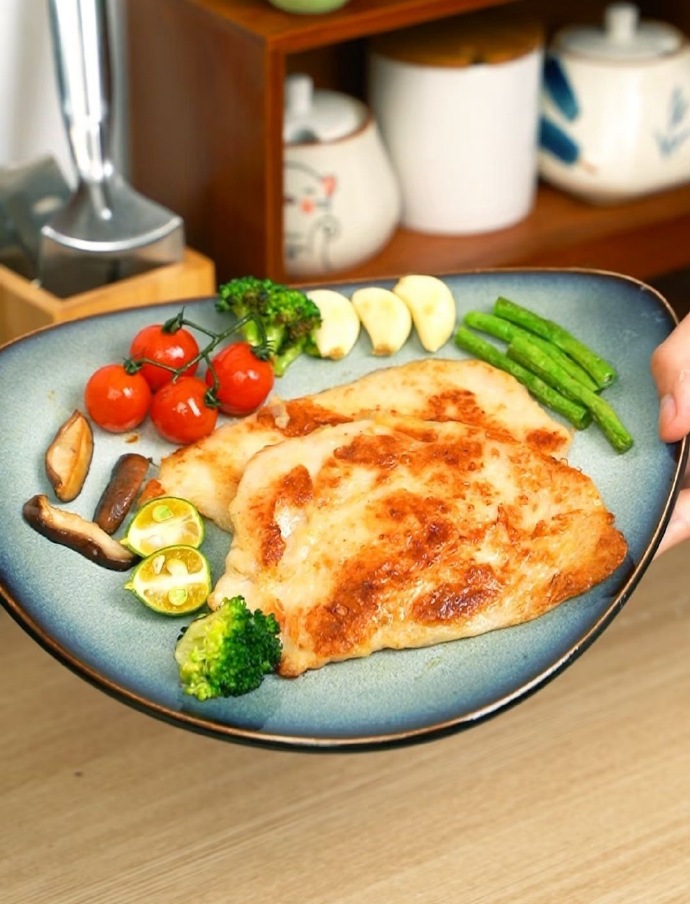 msyedmbng's tweet image. 3-Ingredient High-Protein Lunch for Fat Loss! Grilled chicken + roasted broccoli + quinoa. Simple, satisfying, 400kcal max. No junk, just fuel—eat clean, lose steady.  #FatLossMeals #CleanEating