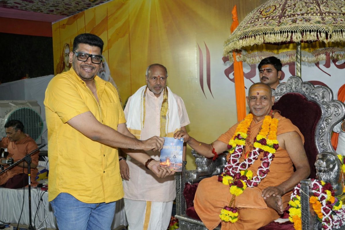 Anshulspiritual's tweet photo. It was truly a privilege to receive blessings from the Dwarka Peeth Shankaracharya @DandiSwami Ji and to present my book to him in Badlapur, Maharashtra.

Grateful to @ANILGALGALIRTI Ji for making this possible. https://t.co/rhX6K9kEUh