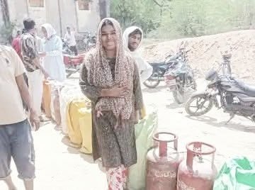 #अमेठी 
गैस संकट...
#तिलोई में गैस प्राप्त करना आम आदमी के लिए टेढ़ी खीर साबित हो गया है वहीं बात यदि सूत्रों की करें तो तिलोई में एक ऐसा नेटवर्क चल रहा है जो दो हजार में रूपए तत्काल गैस सिलेंडर उपभोक्ताओं को मुहैया करा रहा है ,अब ऐसे में सवाल यह उठता है कि ऐसे कालाबाजारी का धंधा