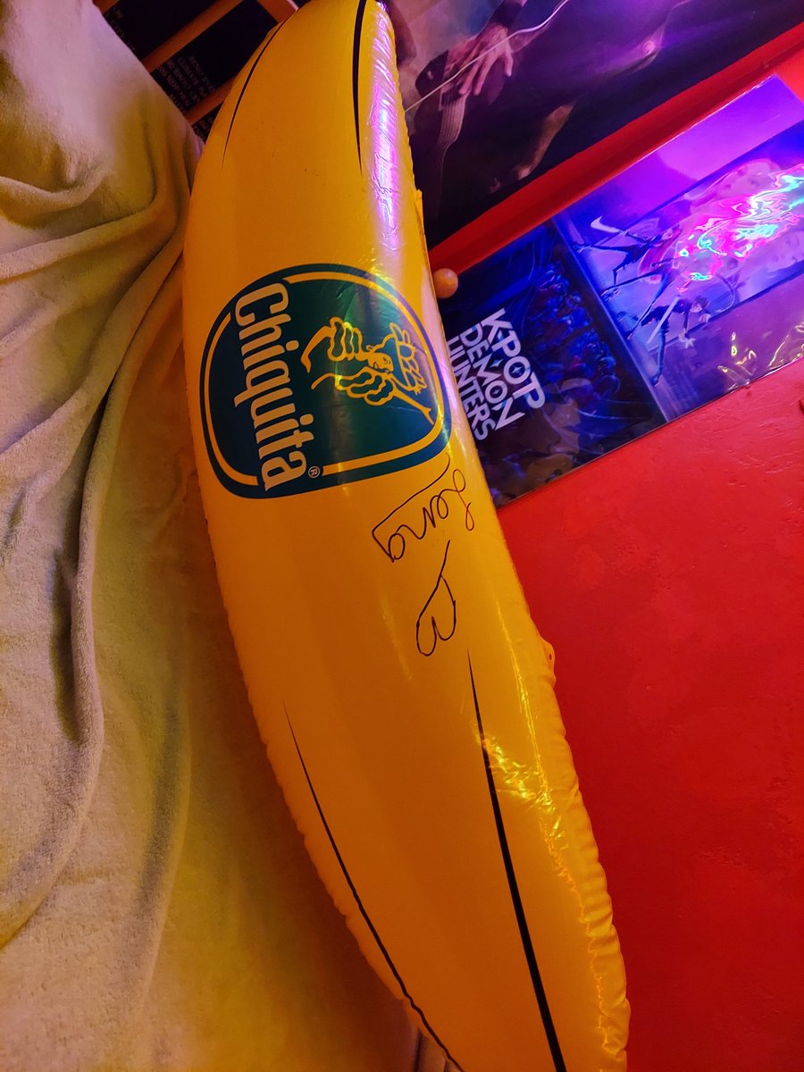 298_john's tweet image. New toys! Sadly the banana has some small pin holes but luckily it was thrown in as a gift with the bottle

#inflatables #pooltoys #inflatablefetish #squeakysaturday
