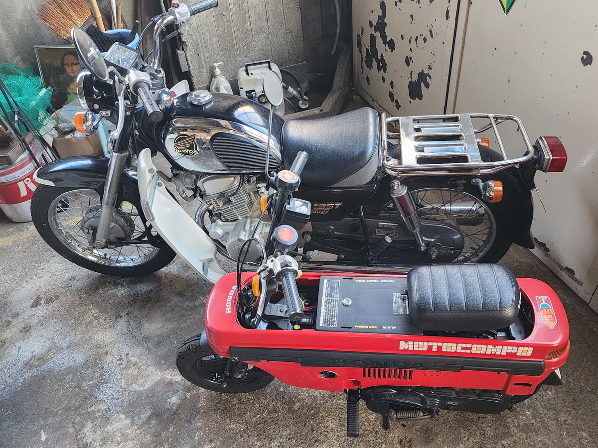 一般的な原付（手前の50cc）と比べ如何におベンリィが巨大かわかりますね