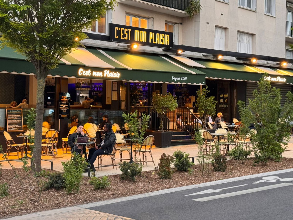 AzzazNadege's tweet image. ✨Quel plaisir de voir le printemps 🌸 s’installer et les terrasses de nos commerçants remplies à #Châtillon, qui profitent notre jolie rue Gabriel Péri.

 ☀️ Très bonnes vacances de Printemps 🌷🪻🌱 aux petits et aux grands Châtillonnais , beaucoup d’activités à retrouver !