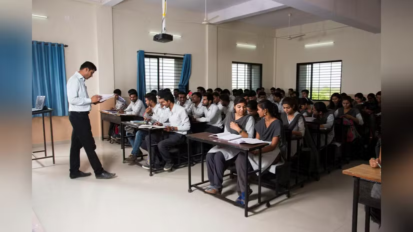 bsindia's tweet image. #PAC report points to fund parking outside government accounts and delays in direct transfers under #scholarship scheme, urging stronger oversight and #DBT compliance.

Read more: mybs.in/2g5QNdK | @eauhona