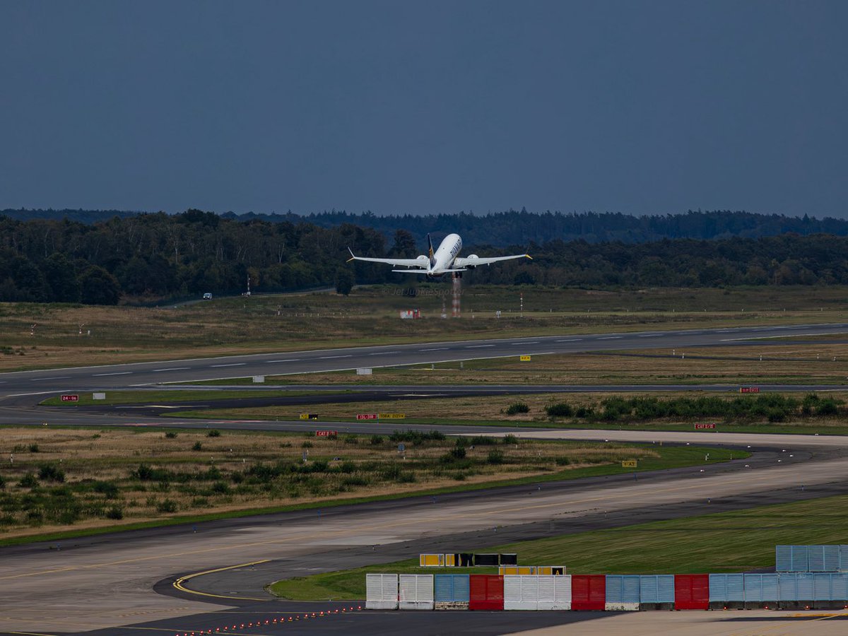 jetjunkiespott1's tweet image. First pics from CGN trip In September 2025 here is @Ryanair @Boeing 737max8 from push back to take off #aviation #plane #avgeek #b737 #aviation4u #planespotting #avgeeksassemble #b737max8 #aviationdaily #CGN #avgeekpics #boeinglovers #aviationlover #ryanair #avgeekery #airplane