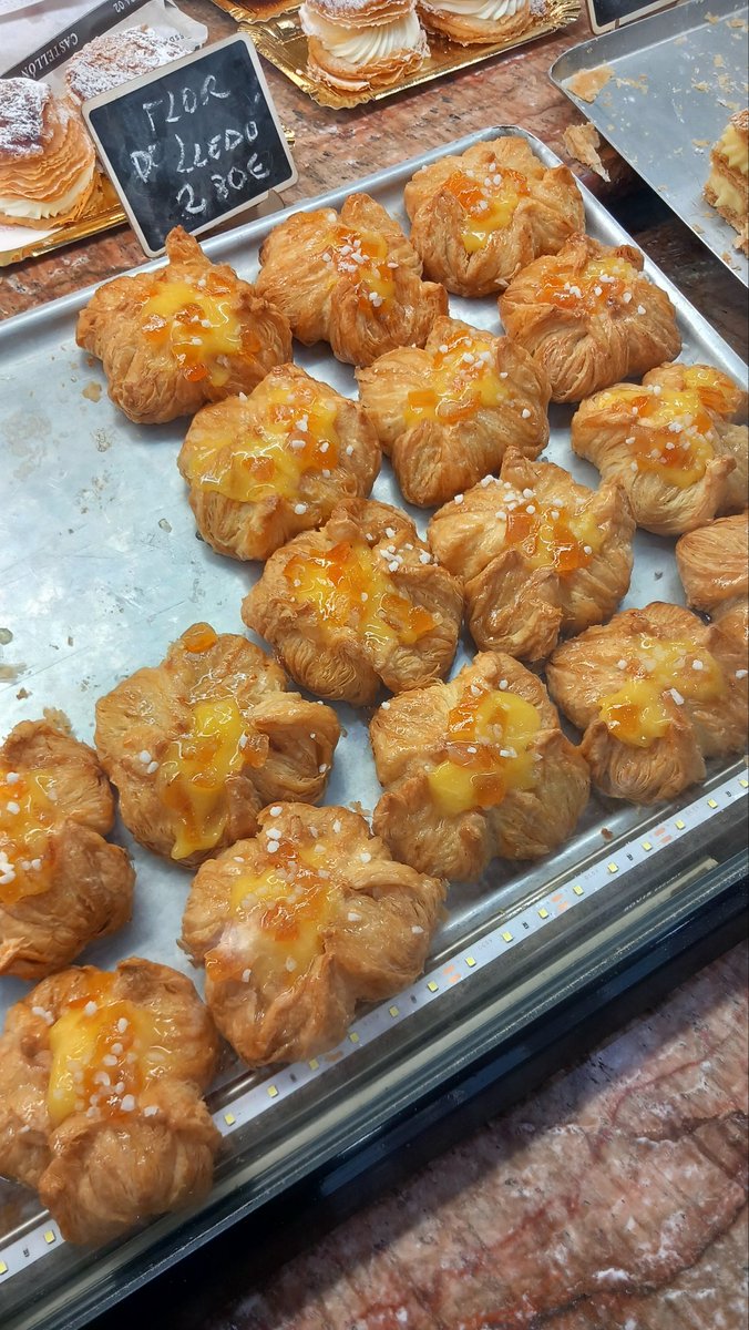 PepGranellTrave's tweet image. Venir a #Castellón a por un par de cosas y el sitio está justo al lado de Panadería Blanch 😍
No me he podido resistir, un pecado en sábado está perdonado 😉
Flor de Mayo, la mejor sin duda🍊
#panaderia #bollería #hojaldre
#gastrolovers #dulces #Twitter #BuenosDías #bondia #eat