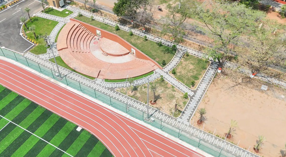 AndhraCommunity's tweet image. 🚨 School transformation begins in Andhra Pradesh 🚀

ZPHS Nidamarru modernised under LEAP Program

🔹 Pilot project in #Mangalagiri constituency 
🔹 Plan to replicate in every constituency

#AndhraPradesh #Education