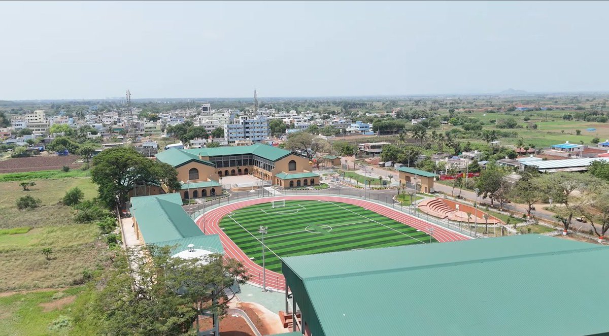 AndhraCommunity's tweet image. 🚨 School transformation begins in Andhra Pradesh 🚀

ZPHS Nidamarru modernised under LEAP Program

🔹 Pilot project in #Mangalagiri constituency 
🔹 Plan to replicate in every constituency

#AndhraPradesh #Education