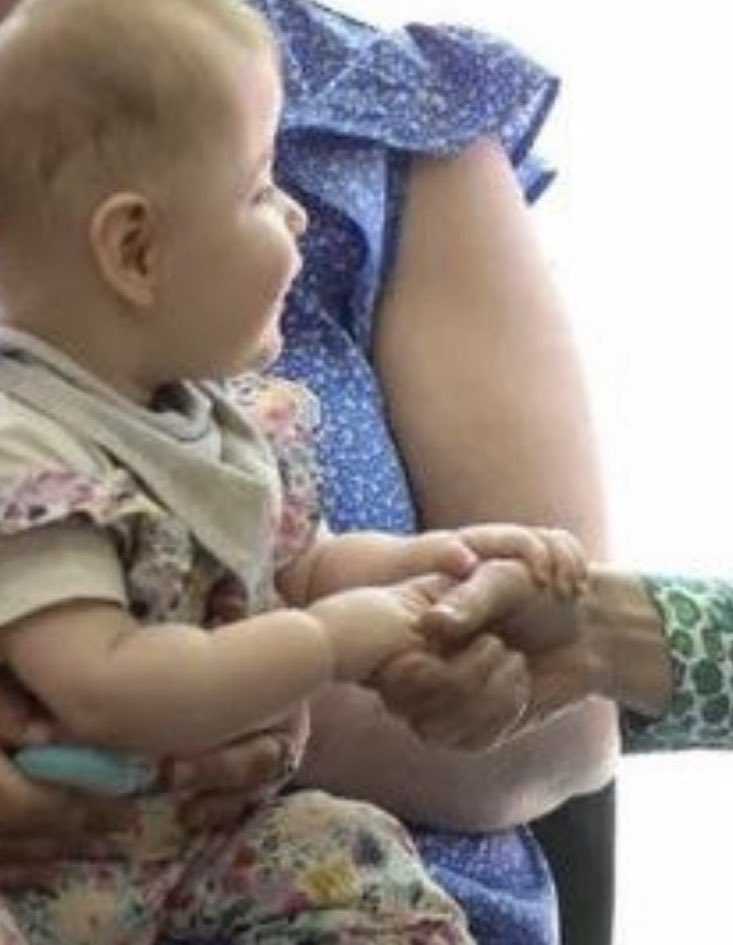 TheWinkingMinx's tweet image. Children and animals can’t stand you, #MeghanMarkle

On the other hand, they can’t get enough of the magnificent Catherine, #PrincessOfWales

For this sweet little girl, one hand just wasn’t enough - she wanted both 🥰