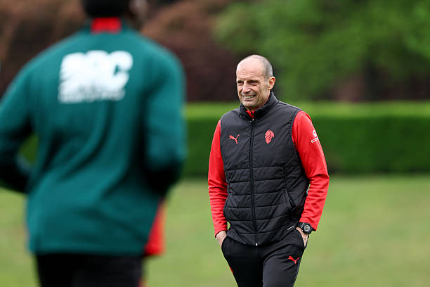 أليغري يطلب تدعيمات قوية. كشفت صحيفة لا غازيتا ديلو سبورت أن ماسيميليانو أليغري طلب من إدارة ميلان تعزيز الفريق بلاعب واحد على الأقل من الطراز الرفيع في كل خط من خطوط اللعب. ويأتي هذا الطلب في ظل موسم قادم مُرهق للغاية، حيث لن يحصل الفريق على فترات راحة كافية بين مباريات الدوري بسبب الالتزامات الدولية، ما يفرض ضرورة وجود دكة قوية وعناصر جاهزة طوال الموسم 