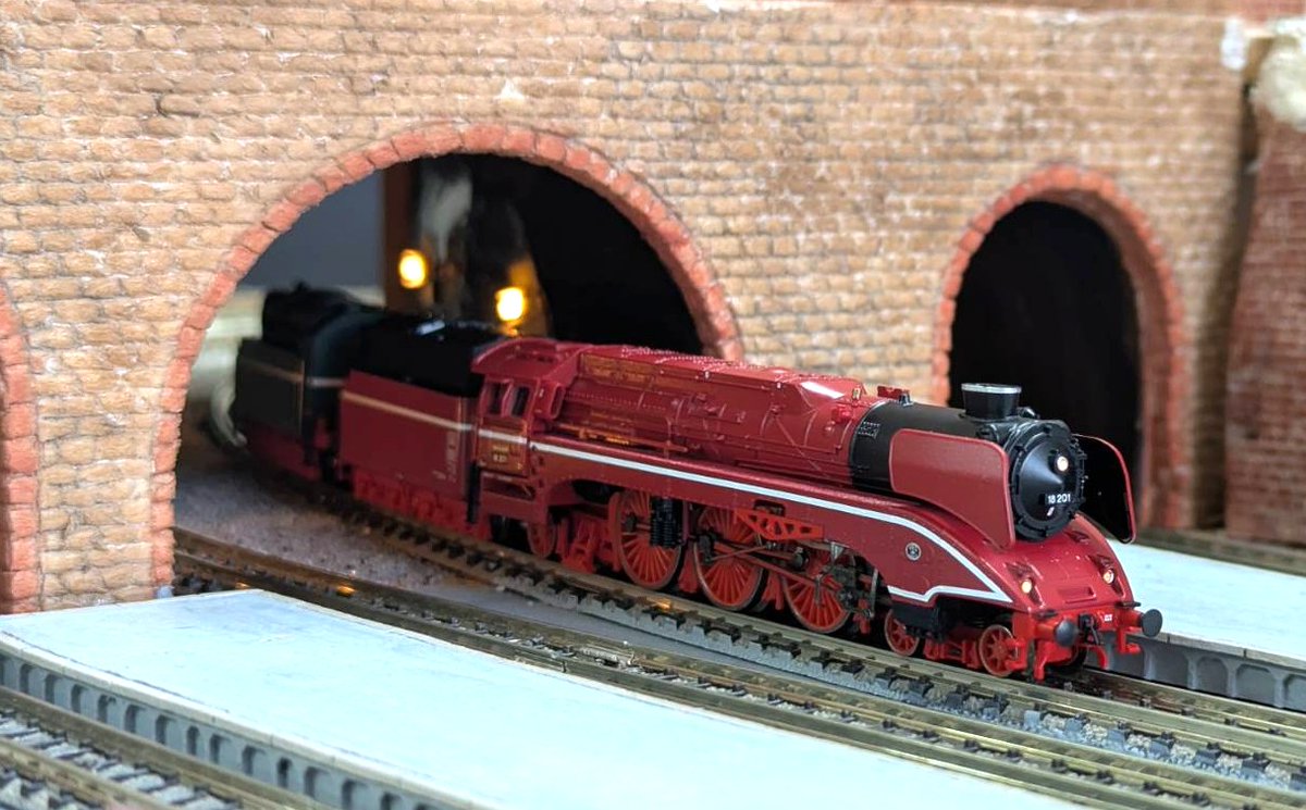 elmertrain1's tweet image. アーノルドの新入荷品から

ダブルテンダーの蒸気機関車
かっこいいですねー。

SL BR 18 201 レッド 重油ダブルテンダー DR Ep5
elmer-train.com/ec/products/de…
SL BR 02 0201 グリーン 重油ダブルテンダー DR Ep5
elmer-train.com/ec/products/de…

#ElmerTrain #Nゲージ #Arnold