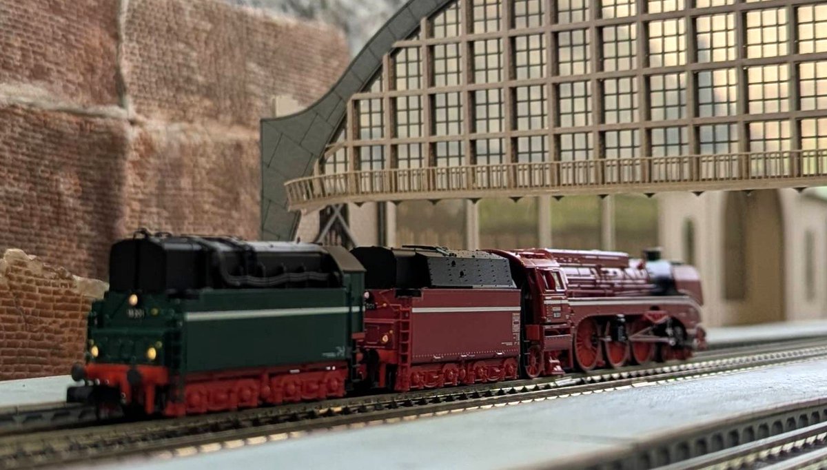 elmertrain1's tweet image. アーノルドの新入荷品から

ダブルテンダーの蒸気機関車
かっこいいですねー。

SL BR 18 201 レッド 重油ダブルテンダー DR Ep5
elmer-train.com/ec/products/de…
SL BR 02 0201 グリーン 重油ダブルテンダー DR Ep5
elmer-train.com/ec/products/de…

#ElmerTrain #Nゲージ #Arnold