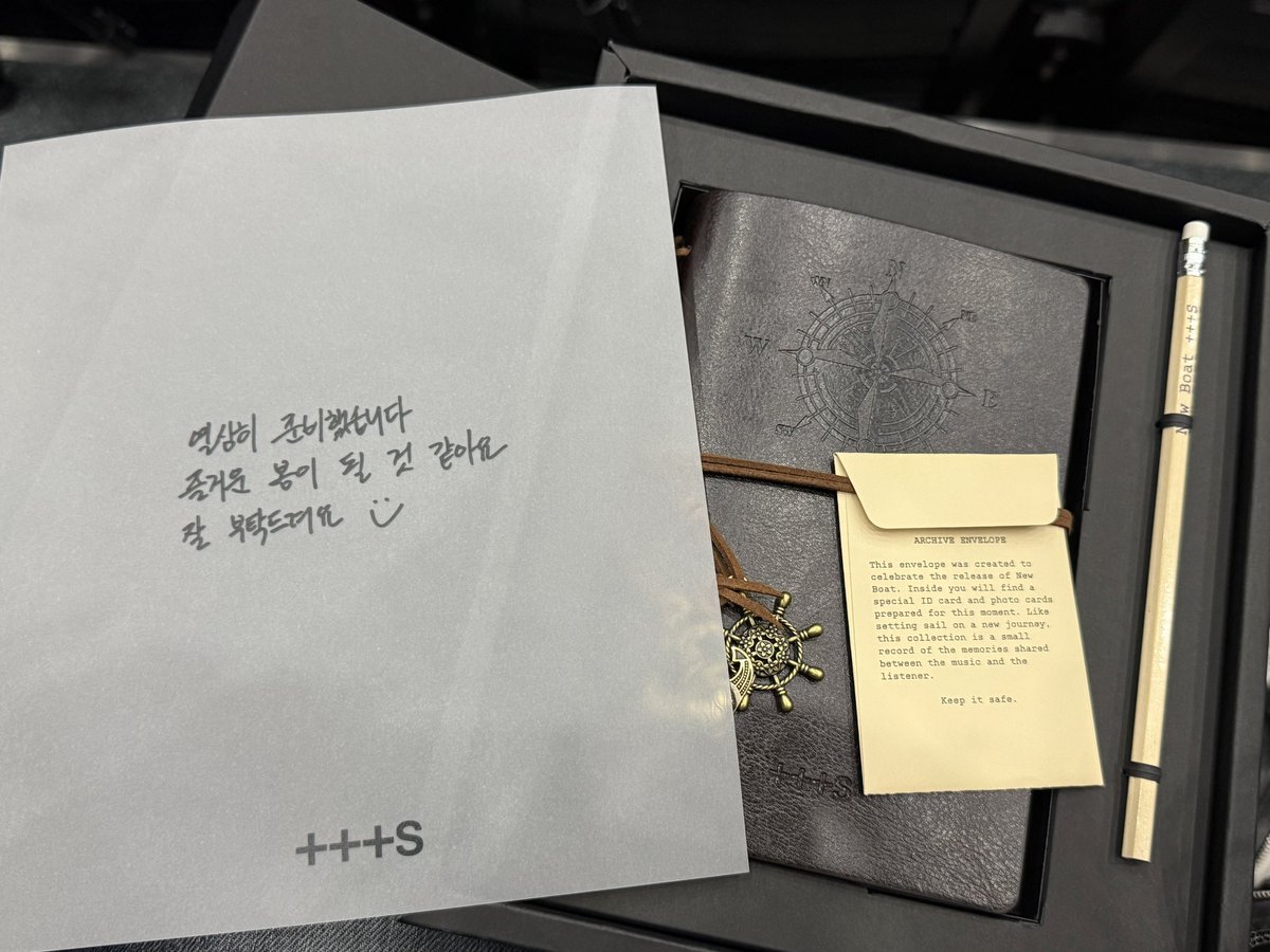 현상이가 준 팬싸 선물 
창완 아저씨한테 드린 항해 일지 가죽 노트네염