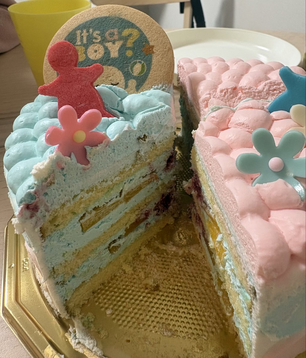 0105_choco's tweet photo. ジェンダリービールケーキ🍻
子らが楽しんでてよかった‼︎
秋には家族👶が増えるの楽しみだね😌
夏まで仕事がんばる‼︎
産休になったら、簿記1級がんばる‼︎
秋になったら、出産がんばる‼︎
明日から、食べづわりで増えた分、体重管理がんばる‼︎
#16w4d https://t.co/IEPzU6ejH7