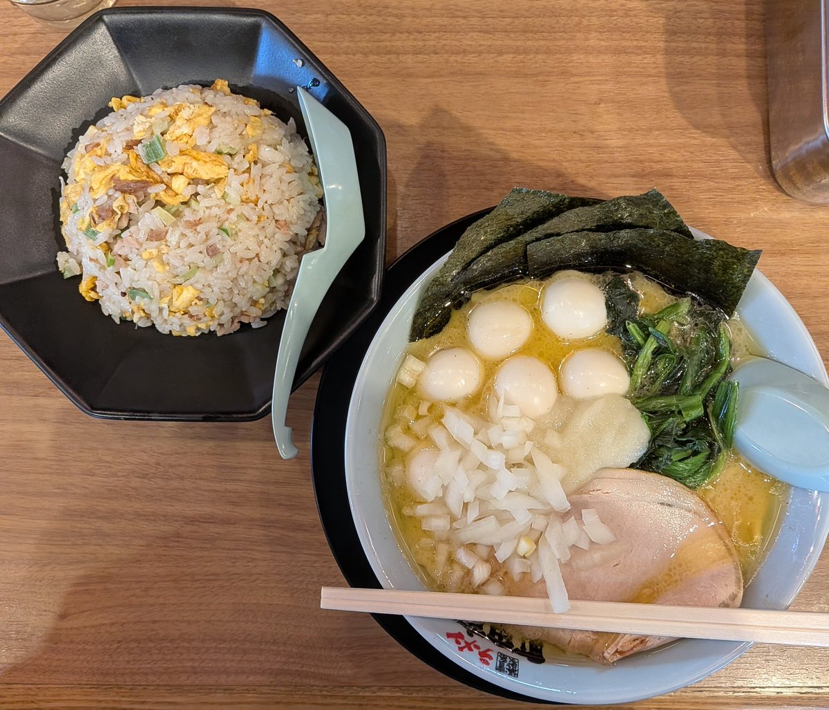 SBY0702's tweet photo. #ラーメン
今日のお昼は、本庄市寿3丁目の横浜家系ラーメン町田商店本庄店さんで、醤油豚骨ラーメン半チャーハンセットうずら卵追加トッピング、味薄め脂多め麺普通でした。
ゴールド会員と一緒に食べるとトッピング1品無料が素敵過ぎ。 https://t.co/TvoV8RH4wn