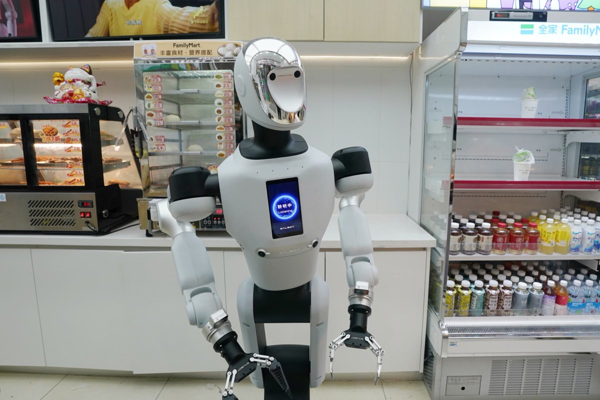 BeijingEvening's tweet image. 银河通用机器人正式入职这家便利店
An embodied #AI #robot has joined the team at a convenience store! On Apr. 17, a robot from Galbot began its regular in-store shifts at a convenience store in Zhongguancun, Beijing.