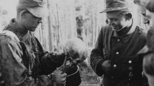 boris25rus's tweet photo. История одного норвежца🇳🇴
                             
На первом фото , датированном 1942 годом , норвежский доброволец СС Ханс Кристиан Роммеруд держит в руках череп бойца РККА , из которого, по словам очевидцев , собирался сделать подсвечник или пепельницу . https://t.co/xsdta5GvR7