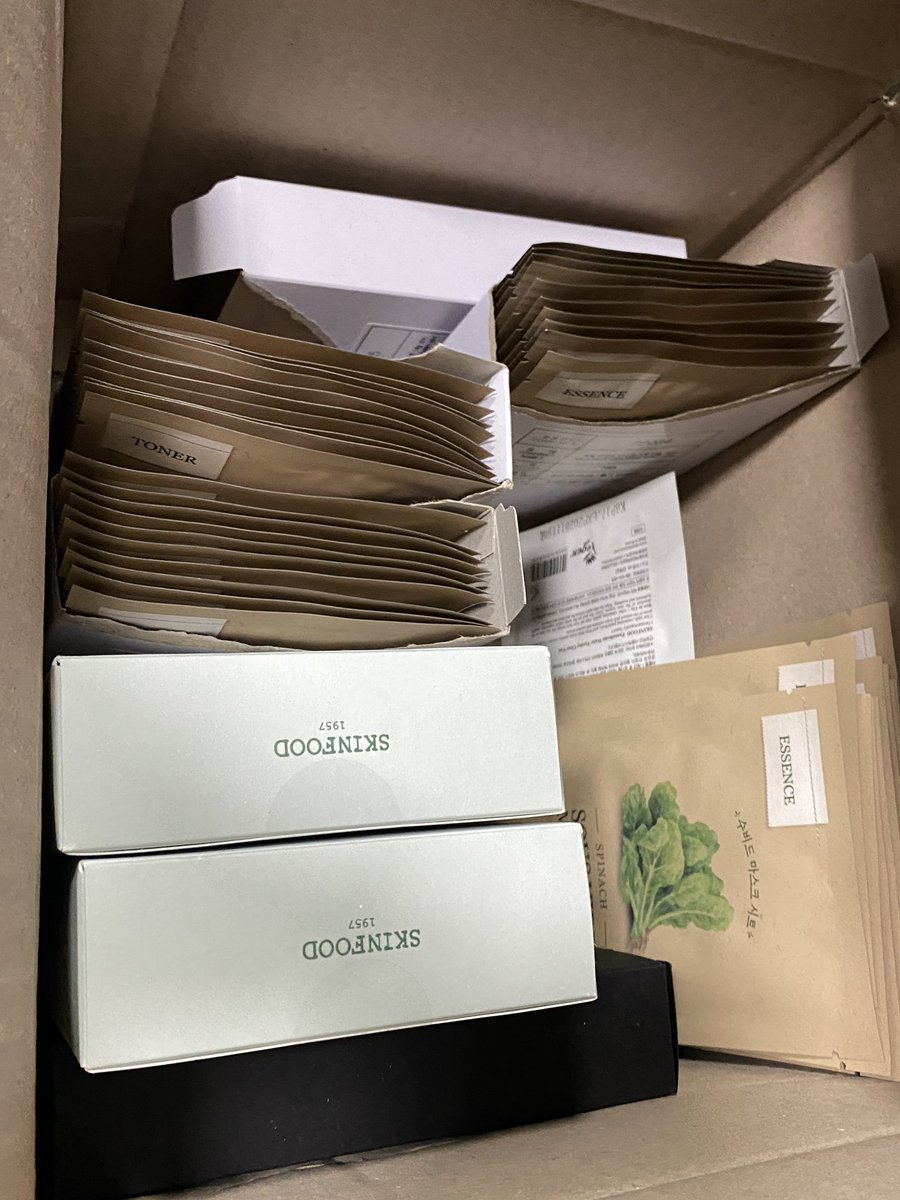 gomchuni's tweet photo. 아니 스킨푸드 이제 이렇게 주나요...?
심지어 미나리팩은 유통기한 5개월 남음...
당황스럽다 https://t.co/MSQ37anyUV