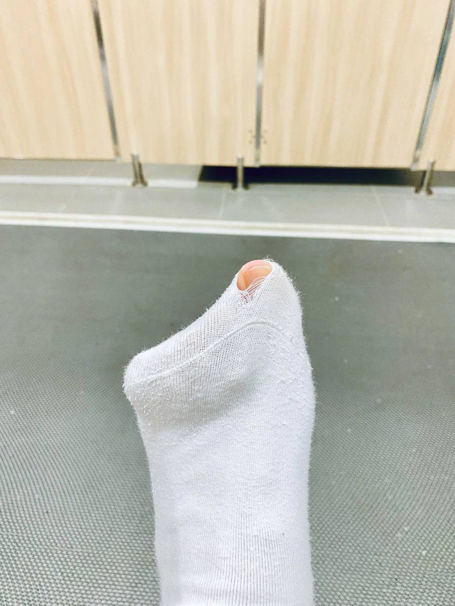 GakPunyaOshi's tweet photo. 一想到自己袜子破了个洞就想笑。
骑的太猛了，又报废一只袜子… https://t.co/wzbYvIANz8