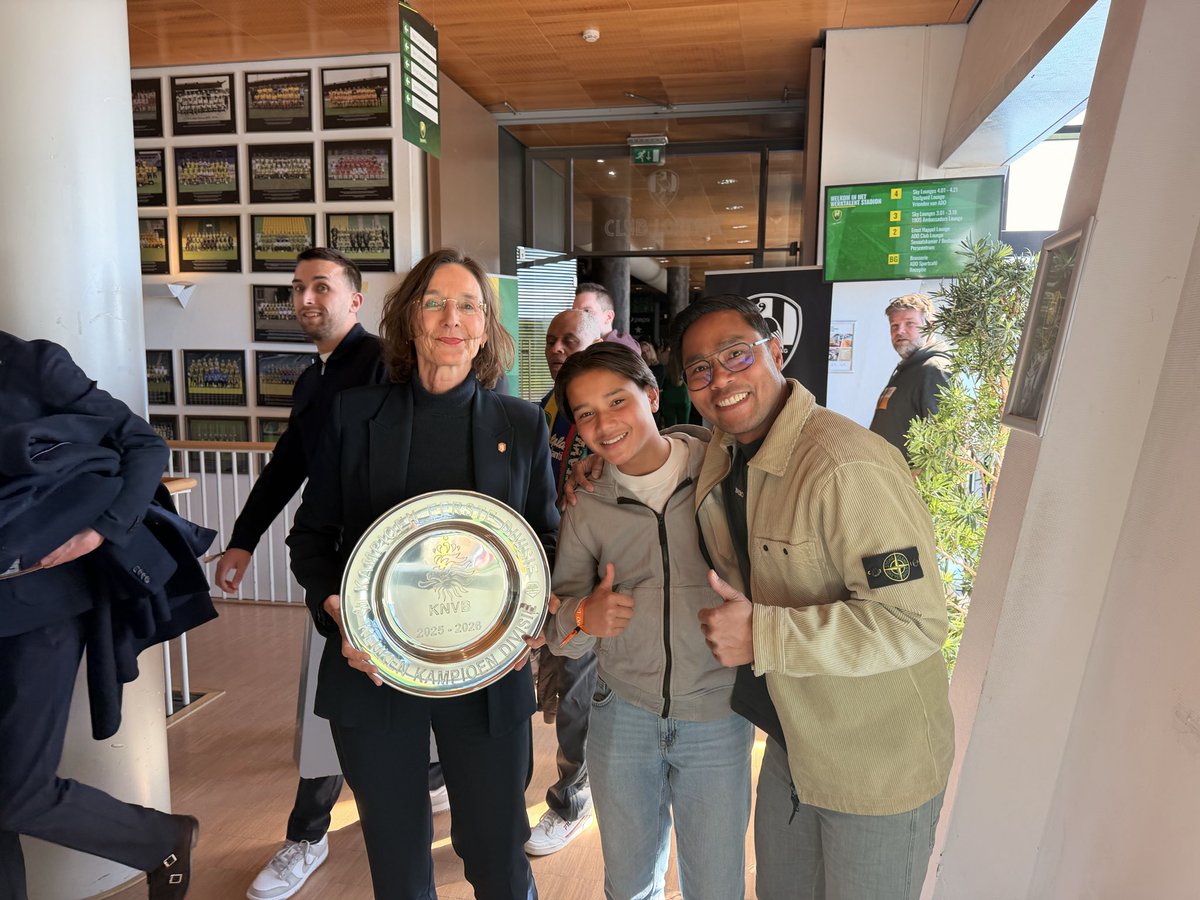 SourenBV's tweet image. ADO Den Haag KAMPIOEN 2025/2026.
Guess who’s back 💚💛

En daar sta ik samen met mijn zoon, met de schaal. Niet zomaar een foto, een moment voor het leven!

Dit is niet alleen voetbal.
Dit is onze trots. Dit is ADO DEN HAAG 🔰
#makingmemories #skybox408