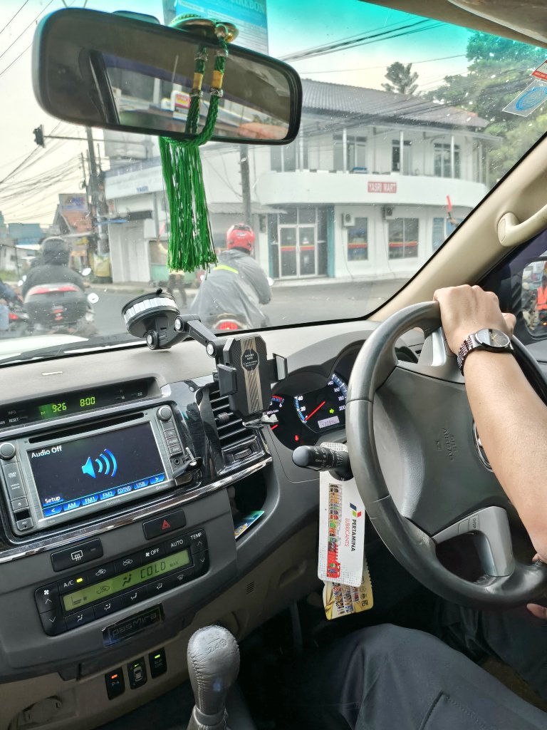 EFFORT!!!!! pacarku selalu memastikan aku ga kepanasan di jalan. padahal dia juga pasti capek bolak balik anter jemput hufttt sayang banget sama pacarku🤍