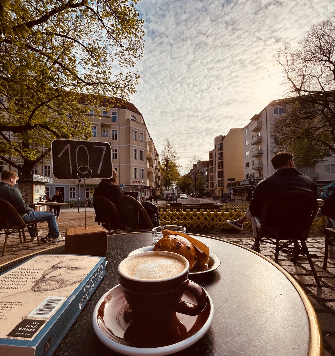 _Tess_Team's tweet photo. Berlino, prima colazione all’aperto. https://t.co/NIGvtf97TY