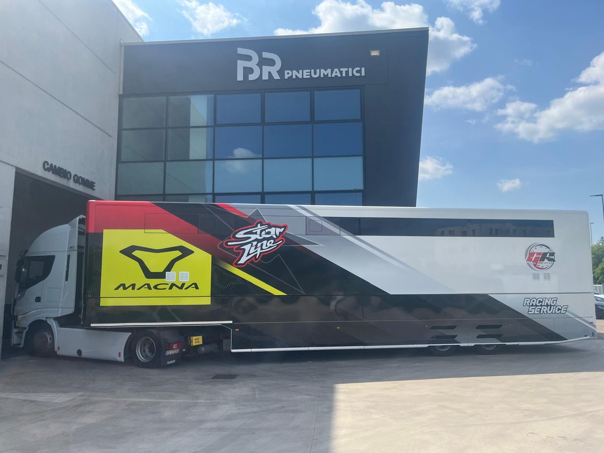 BRdal1963's tweet image. Ultimi check da #brpneumatici a #verona: ora tutti pronti per partire verso Jerez de la Frontera! 🚚🏁
Il #team #brpneumatici supporta i clienti anche nelle sfide più importanti. Buon lavoro in pista!
#RacingTeam #Jerez #CheckUp #MotorsportLife #partnertecnico