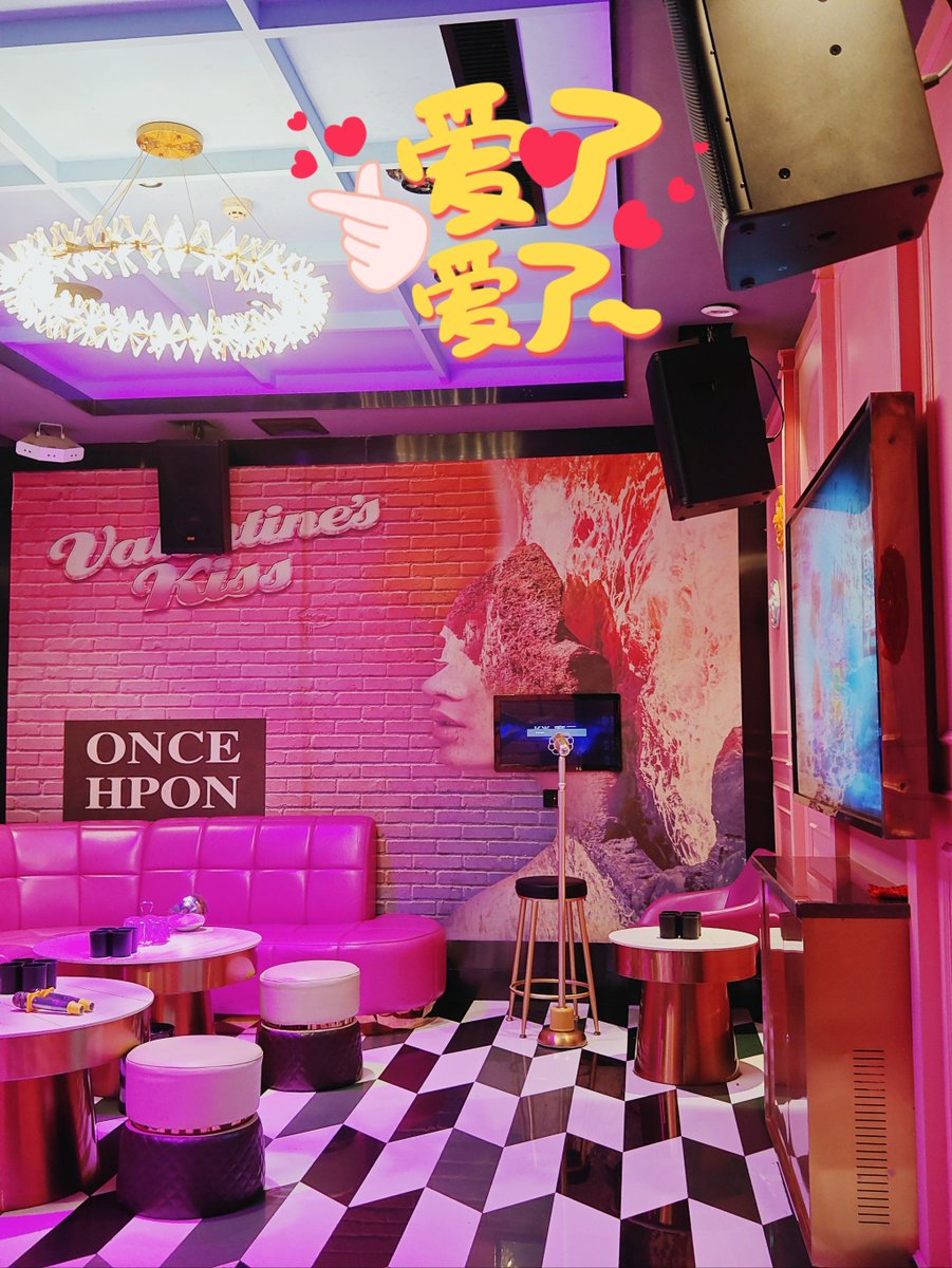 christine d tweet media