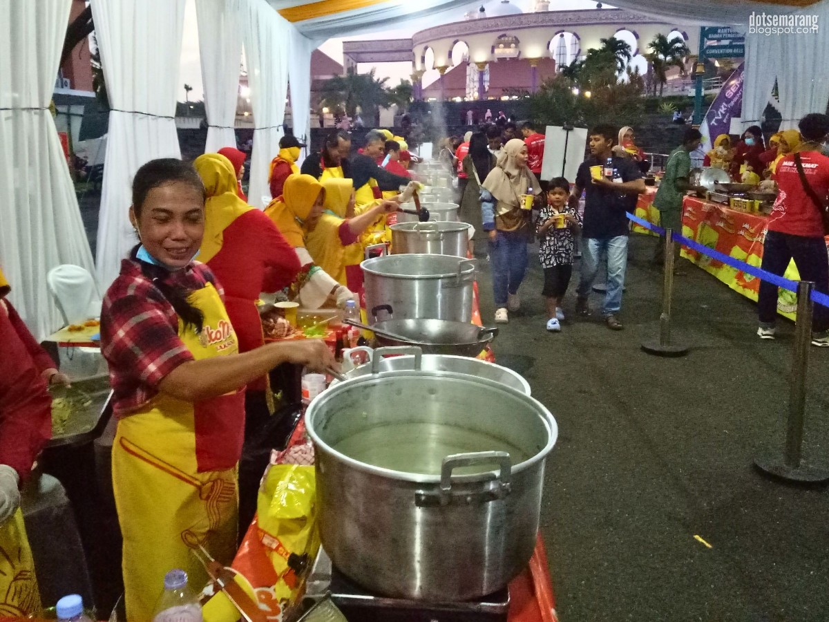 dotsemarang's tweet image. 🍜 Mencicipi Eko Mie di Masjid Agung Jawa Tengah, Strategi Jemput Bola yang Mewah

Nama Eko Mie mungkin masih terasa asing bagi sebagian telinga. Namun, momen Ramadan di Semarang tahun ini memberikan cara unik bagi kami untuk mengenal...
📝 bit.ly/3OGJeIz

#blog