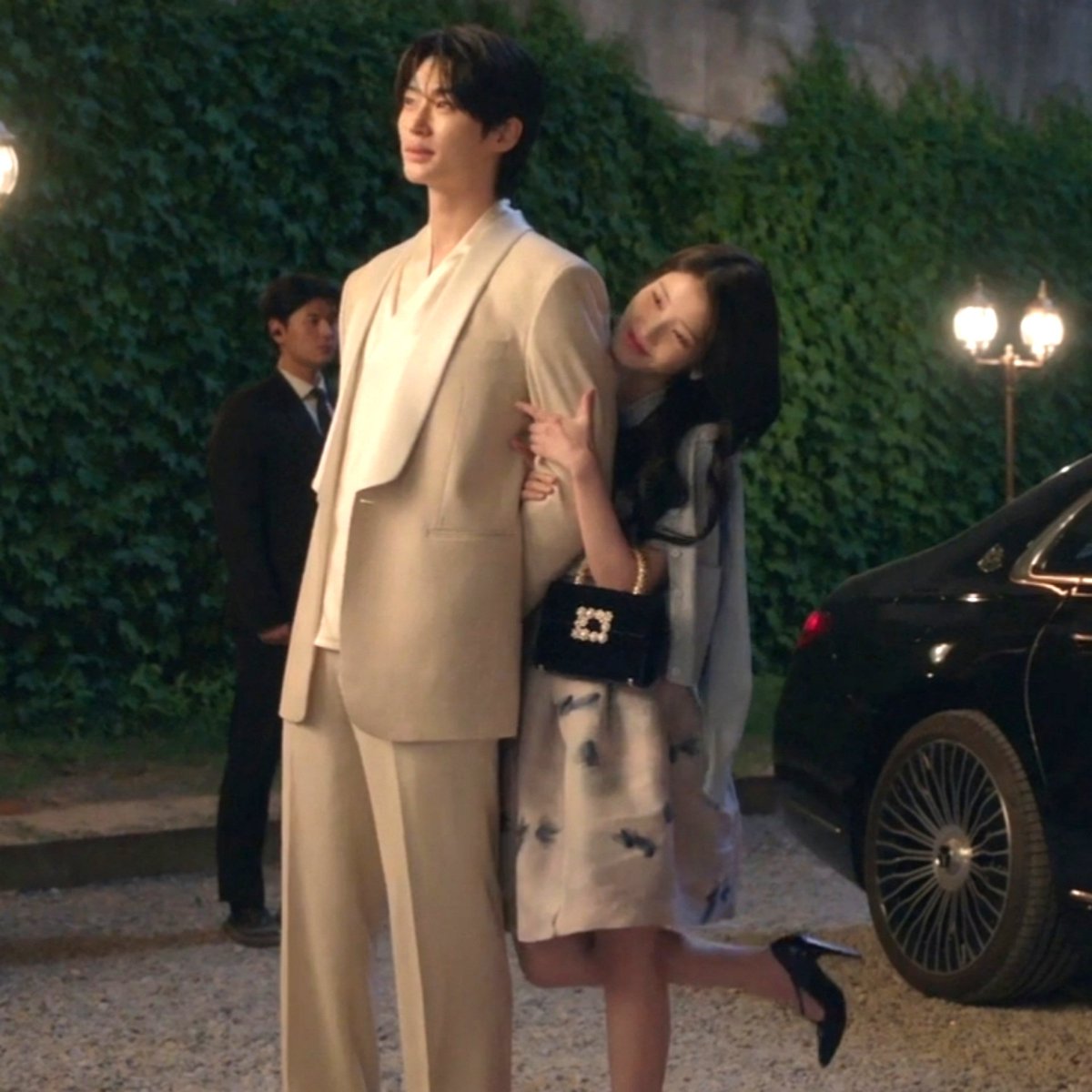 lee ahn who loves his personal space and huiju who loves lee ahn's personal space