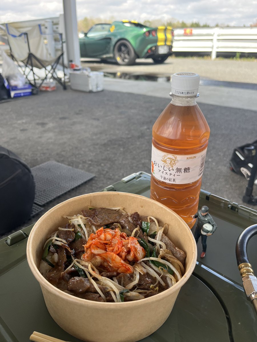 今日はタカタサーキット(＾ｰ^)ノ
朝イチだけウエットでしたが、今はすっかりドライ♪
サーキットメシ食べて午後の部へ〜