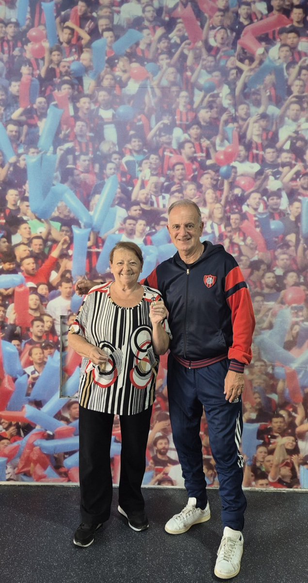 cuervojavier2's tweet photo. Grato encuentro con la "Riverplatense" María Teresa Troncoso, compañera de aquagym en el C.A.S.L.A. de Av La Plata 1782 Boedo C.A.B.A.
Muchas gracias por recibir el "Javi" Arquero, con la nro. 1 de River Plate, en honor de Amadeo "Tarzán" Carrizo.
Rivales si. Enemigos no. https://t.co/RNokxqWjjS