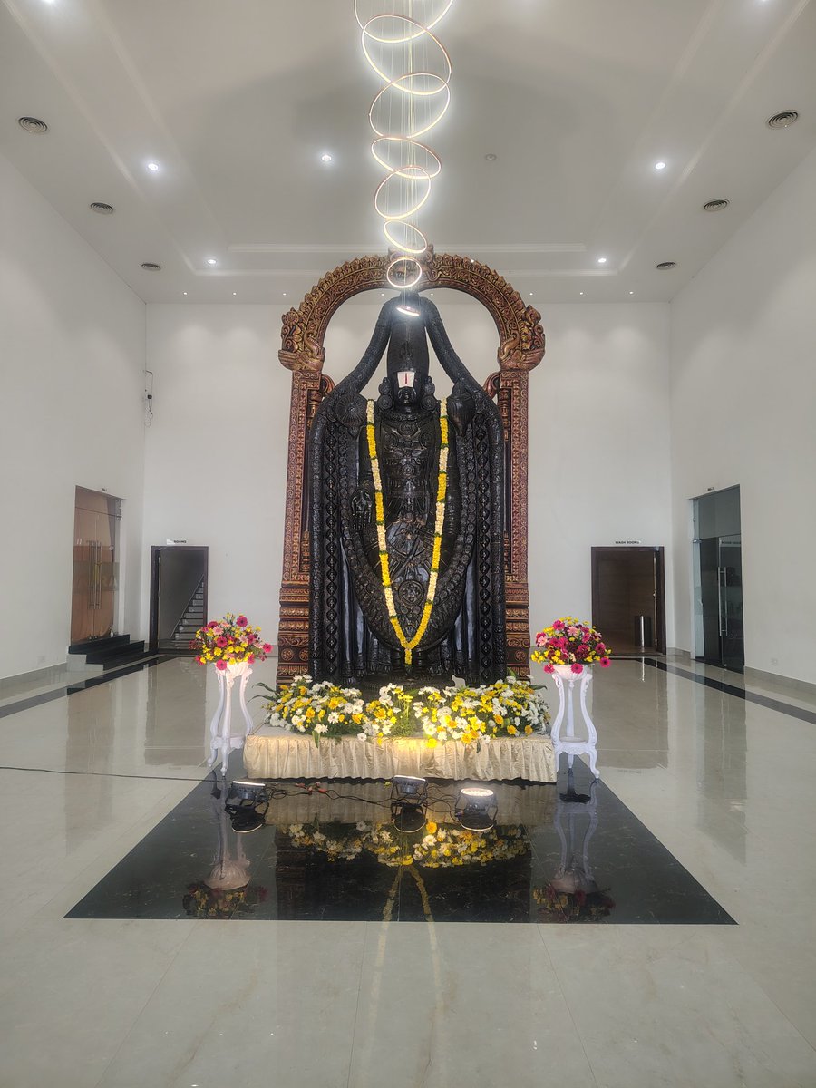 ఇంత ఎంతో అందంగా ఉన్నారు కాబట్టే అంత మంది మీ దర్శనార్థం వేచి ఉంటారు అను నిత్యం🙏
ఓ కలియుగ దైవమా మీ చల్లని చూపులు , ఎల్లలు లేని మీ ఆశీస్సులు అన్ని వేళలా మాపైన ఉంచుతారని కోరుకుంటూ మిమ్మల్ని కొలుస్తూ పిలిచే మీ భక్తగళం🙏
తిరుమలేశా మిమ్మల్ని ఎన్నిసార్లు చూసినా కొత్తగా ఉంటుంది మీ రూపం🙏