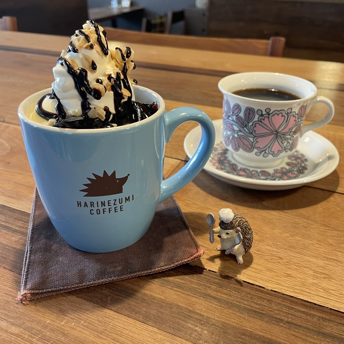 4月18日(土)
あたたかい週末。
コーヒーゼリーたっぷりの
「ハリネズミコーヒーパフェ」
ご用意しております。
お飲み物とご一緒に是非どうぞ。
本日も23:00まで皆様のお越しをお待ちしております。