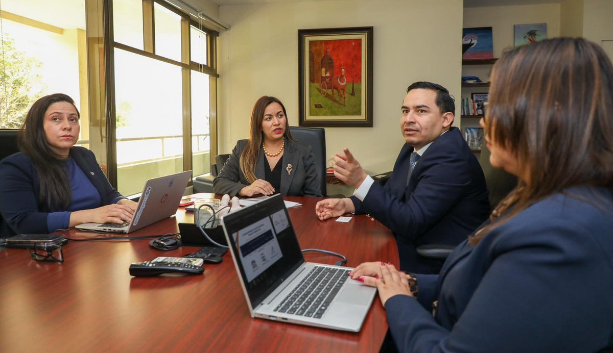 GOBIERNO AGILIZA PROCESOS PARA SALVADOREÑOS EN EL EXTERIOR QUE DESEAN REGRESAR

Este día, la viceministra de Diáspora y Movilidad Humana, <a href="/PattyNGodinez/">Patricia Godinez</a>, informó que sostuvo una reunión con el director general de Aduanas, Benjamín Mayorga, con el objetivo de reforzar el trabajo