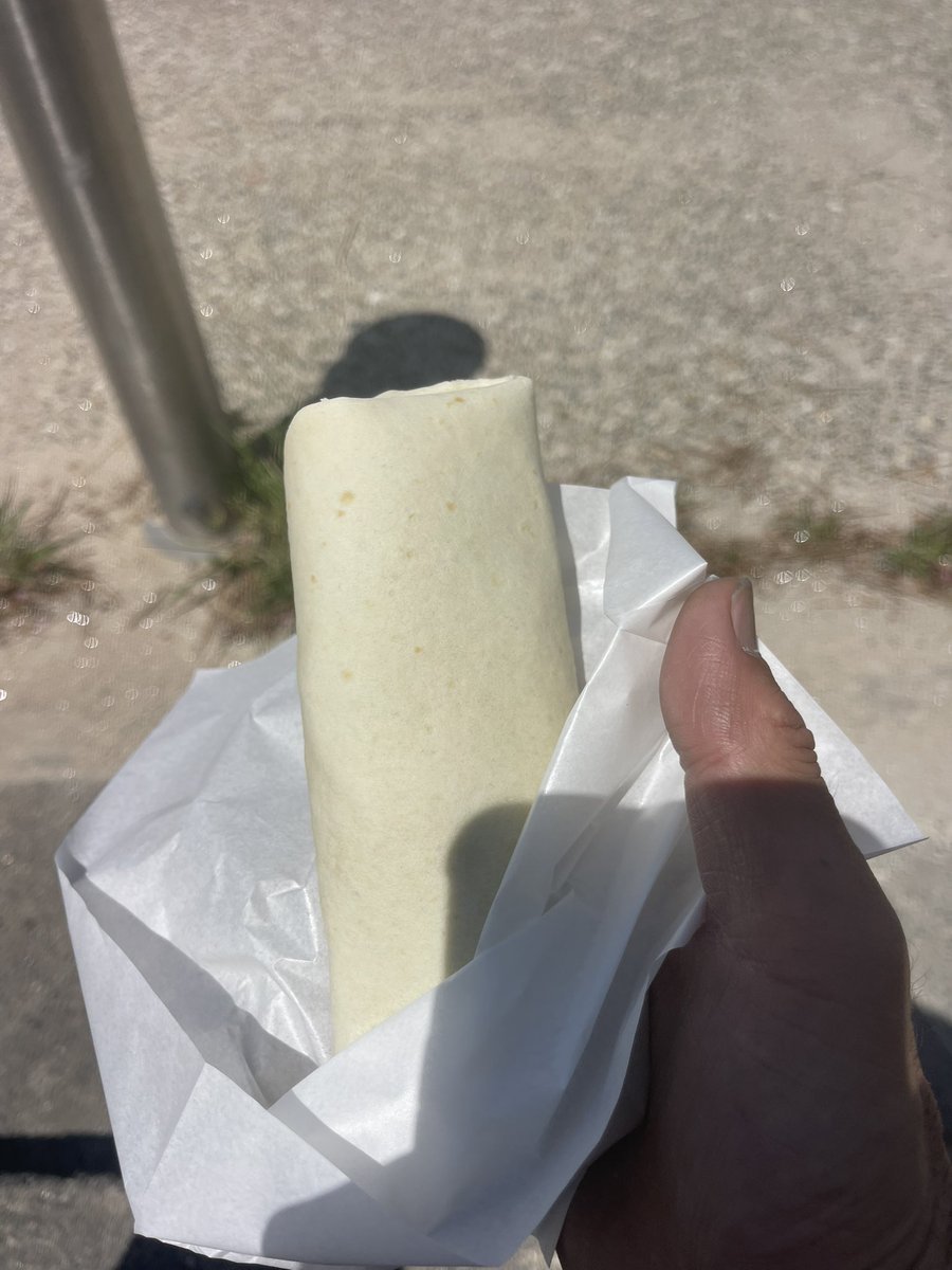 お昼はタコス、味はアボカドチキン！