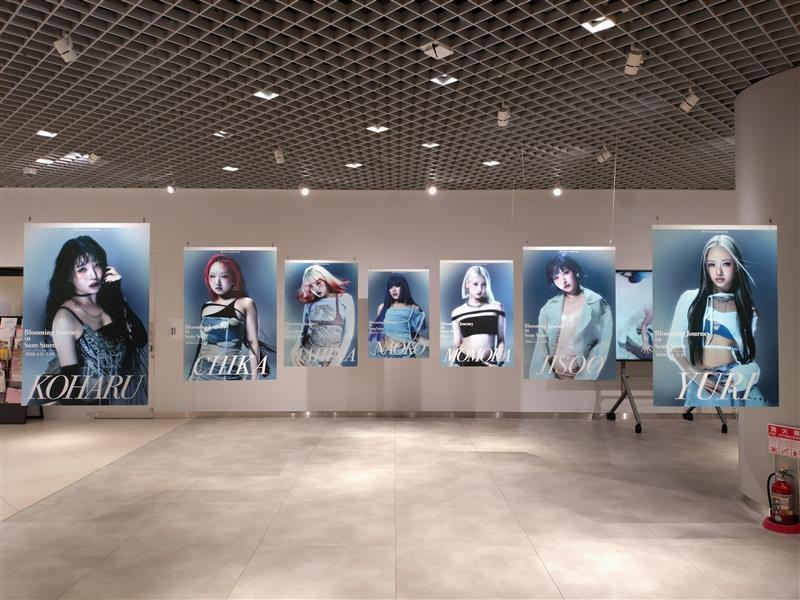 SonyStore_Osaka's tweet photo. 🥀HANA 1周年ビジュアルパネル展示スタート🥀

今日から大阪でのライブですね📸✨
思わず写真を撮りたくなるかっこよさなので、ライブ前に是非😍❗

店頭でもメッセージを募集中👍

参戦前は #ソニーストア大阪 まで🎶

⬇️HPはコチラ
https://t.co/pdRyOH4MqV

#HANAinSonyStore
#BorntoBloom https://t.co/34DUolVPld