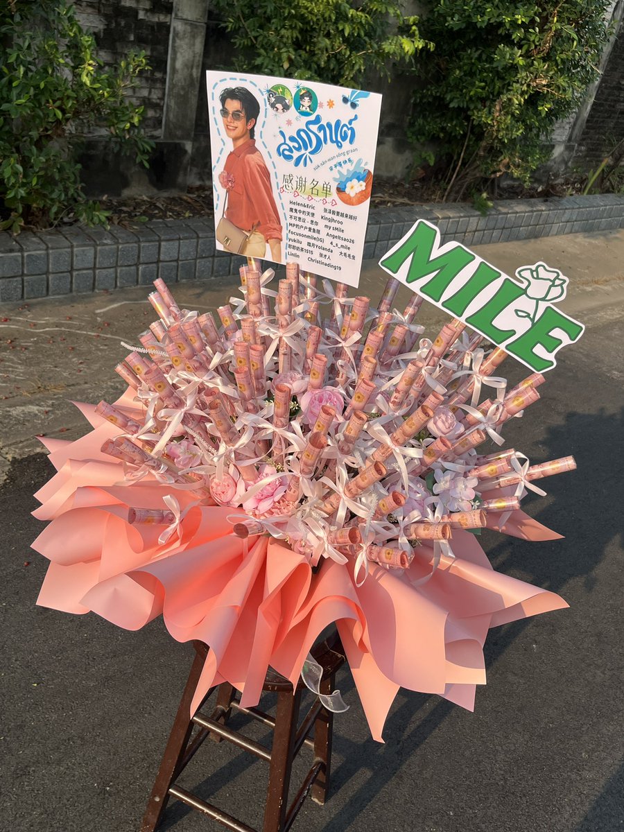 MilePhakDataCN's tweet photo. 【💰🌸Songkran Festival Special Gift for Mile!💰🌹】

We and @Mile_CNFC  have prepared A Money Flower Bouquet to wish you prosperity.
May your day be filled with sunshine, and your career with greater heights!
Stay blessed, my man! ✨

@milephakphum 
#GreenyRose https://t.co/tbXhAIbuGT
