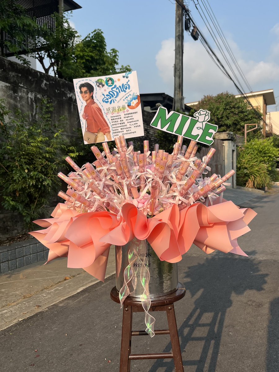 MilePhakDataCN's tweet photo. 【💰🌸Songkran Festival Special Gift for Mile!💰🌹】

We and @Mile_CNFC  have prepared A Money Flower Bouquet to wish you prosperity.
May your day be filled with sunshine, and your career with greater heights!
Stay blessed, my man! ✨

@milephakphum 
#GreenyRose https://t.co/tbXhAIbuGT