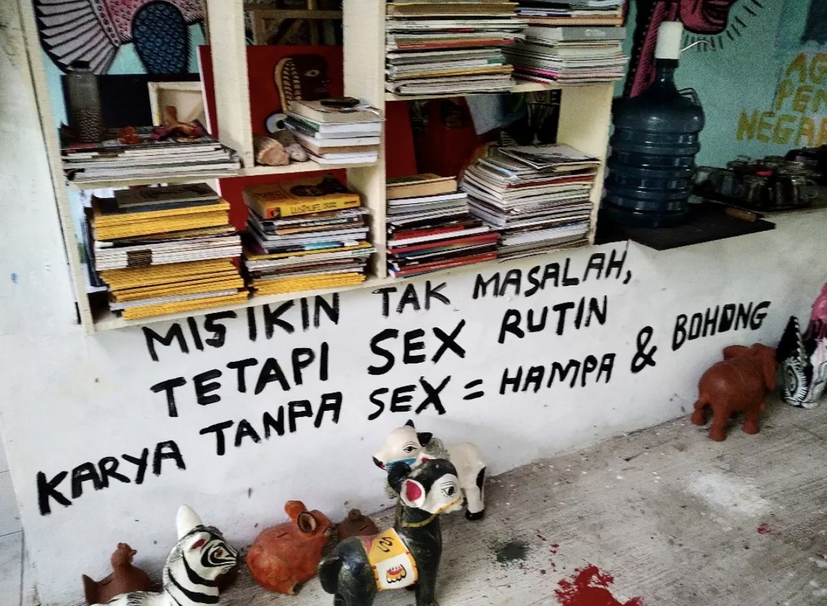 Miskin Tak Masalah
Tetapi Sex Rutin
Karya Tanpa Sex=Hampa &amp;Bohong

Foto diambil dari rumah seorang pelukis di Jogjakarta.

Bener ga nih statement ini mang <a href="/0tk0il/">ØTöNGKØiL</a> ?
