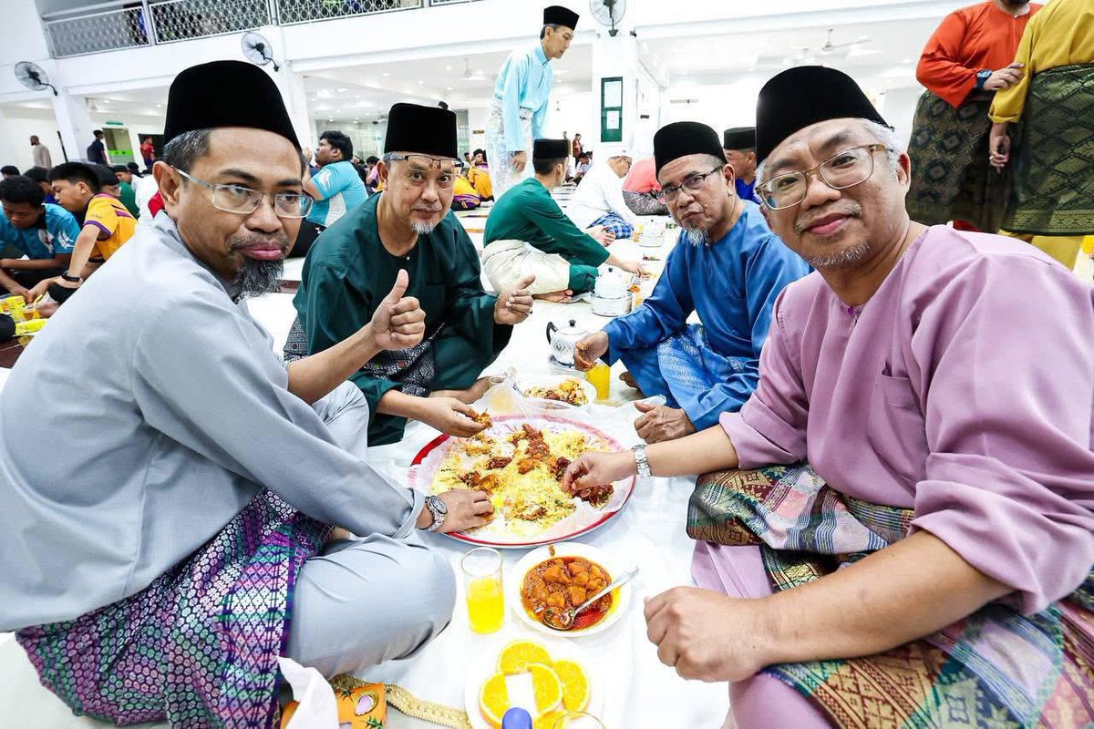 onnhafiz's tweet photo. Menjunjung kasih Duli Yang Amat Mulia Tunku Mahkota Ismail, Pemangku Sultan Johor atas cetusan ilham Program Infaq Jumaat Johor yang terus menyemarakkan budaya memberi, sekali gus menjadi inspirasi kepada Bangsa Johor untuk mendekati masjid, menyemai nilai keprihatinan serta membudayakan amalan berinfaq dalam kehidupan bermasyarakat.

Syukur Alhamdulillah, Program Infaq Jumaat Johor telah dilaksanakan sebanyak 5,660 kali di seluruh negeri dengan manfaat kepada 2.2 juta penerima. Inisiatif ini melibatkan 1,043 masjid dan surau Jumaat, dilaksanakan di sekitar 538 lokasi setiap minggu merangkumi semua DUN, dengan peruntukan RM1,000 bagi setiap pelaksanaan.

Pada kesempatan ini, saya berpeluang menunaikan solat Jumaat bersama para jemaah di Masjid Jamek Bandar Baru Uda serta menyantuni masyarakat setempat daripada pelbagai latar belakang yang turut hadir ke masjid. Kehadiran semua mencerminkan semangat Bangsa Johor yang saling menghormati, berkongsi rezeki dan memperkukuh kebersamaan tanpa mengira perbezaan.

Firman Allah SWT dalam Surah Al-Hujurat ayat 13 mengingatkan bahawa manusia dijadikan berbangsa-bangsa dan bersuku-suku supaya saling mengenali antara satu sama lain. Nilai inilah yang kita pupuk apabila masjid menjadi ruang yang menyatukan, merapatkan hubungan dan menyemai rasa kebersamaan dalam kalangan masyarakat.

Marilah kita bersama-sama memperkukuh amalan berinfaq dan bersedekah agar manfaatnya terus meluas kepada masyarakat yang memerlukan. Semoga segala usaha ini diberkati Allah SWT serta menjadi sebab turunnya rahmat, keamanan dan kesejahteraan yang berpanjangan kepada negeri dan seluruh Bangsa Johor. Insya-Allah.

Allah Peliharakan Sultan
Allah Berkati Johor
Kepada Allah Kita Berserah

#BangsaJohor #MajuJohor #InfaqJumaatJohor #RapatkanSaf