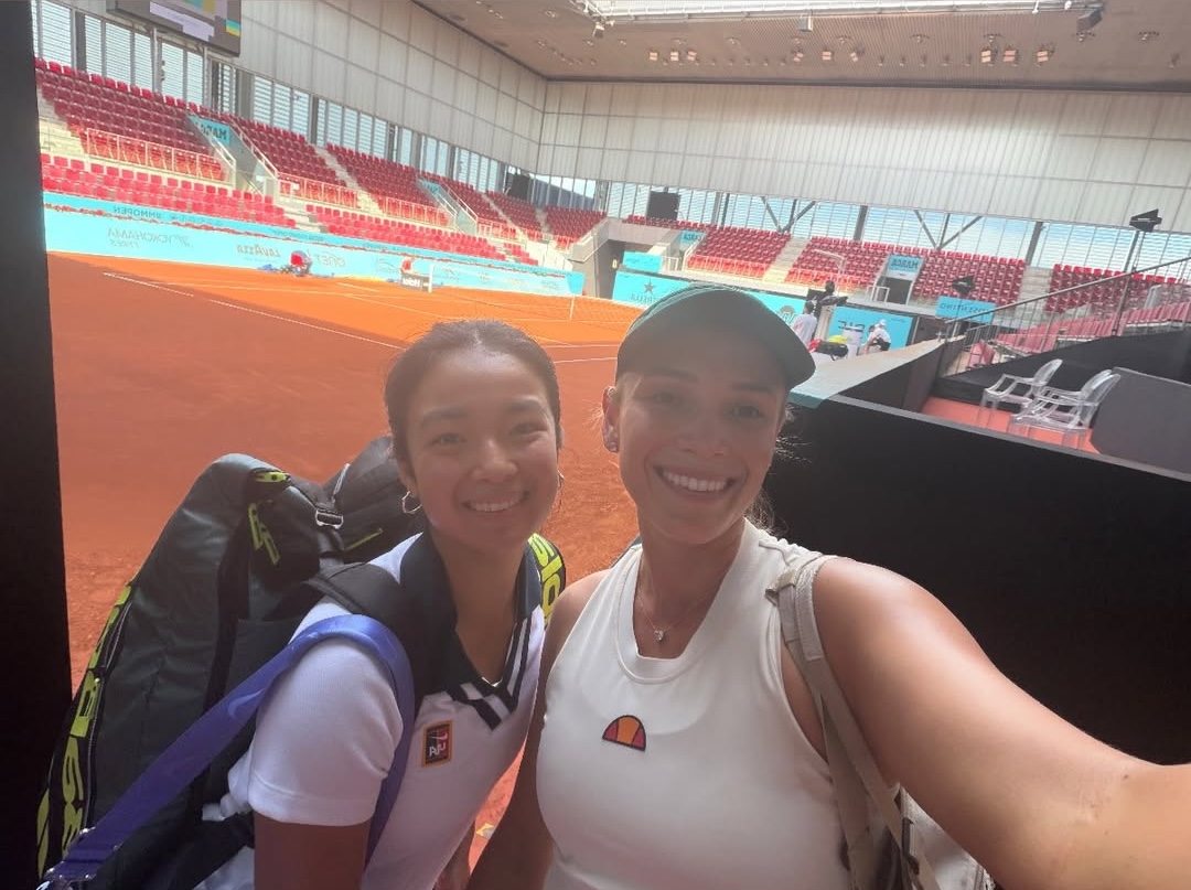 OneSportsPHL's tweet image. ALEX EALA &amp;amp; TITA DONNA REUNITE 💗🎾

Filipina tennis star Alex Eala snaps a selfie with Croatian ace Donna Vekic at the Caja Mágica as they gear up ahead of the WTA Madrid Open set from April 21 to May 3.

#WTA #AlexEala #MadridOpen

📸 @donnavekic | Instagram