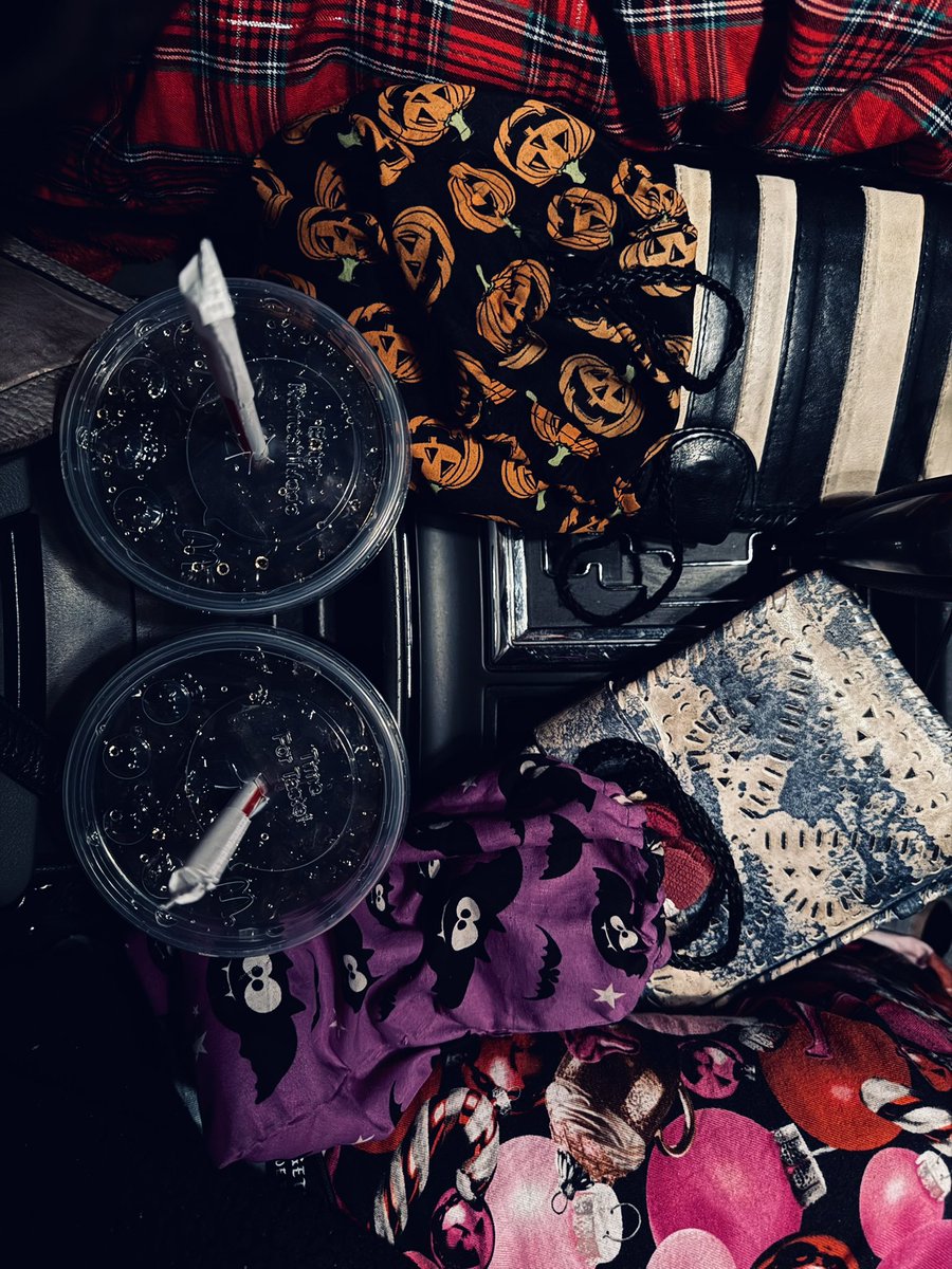 armedglamorous1's tweet image. Chels—said let’s go on an adventure! MCDs plzzzz — @mcdonalds 🍟 🍔 🤪👀 #TGIF girls nights include banger music 🎸 🔥💥🎶 , cute Christmas jams 🎄 🎁 , and that MCDs @cocacola ✨STAY @armedandglamorous y’all 💋 XoXo the Twinzies*
#fashion #mcdonalds #style #cruise