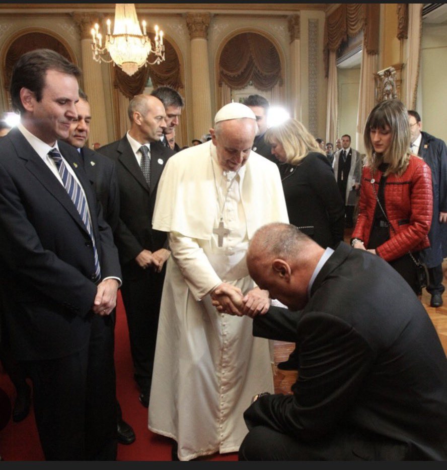 jconectados's tweet photo. Devoto de Nossa Senhora, nunca escondeu em Quem acreditava. Em 2013, na luta contra o câncer, recebeu a bênção do Papa Francisco e disse: foi a fé que tirou o medo da morte.

Dai-lhe, Senhor, o descanso eterno. Descanse em paz. 🏀🖤 #Oscar https://t.co/TnKzQzGuuQ
